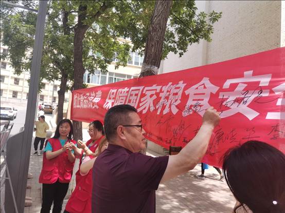 说明: 说明: C:\Users\Administrator\Desktop\2021年职业教育活动周\信息报送\5.25各系信息\轻化工\5.25\防止食品浪费保障国家粮食安全——《反食品浪费法》\反食品浪费法宣传6.jpg